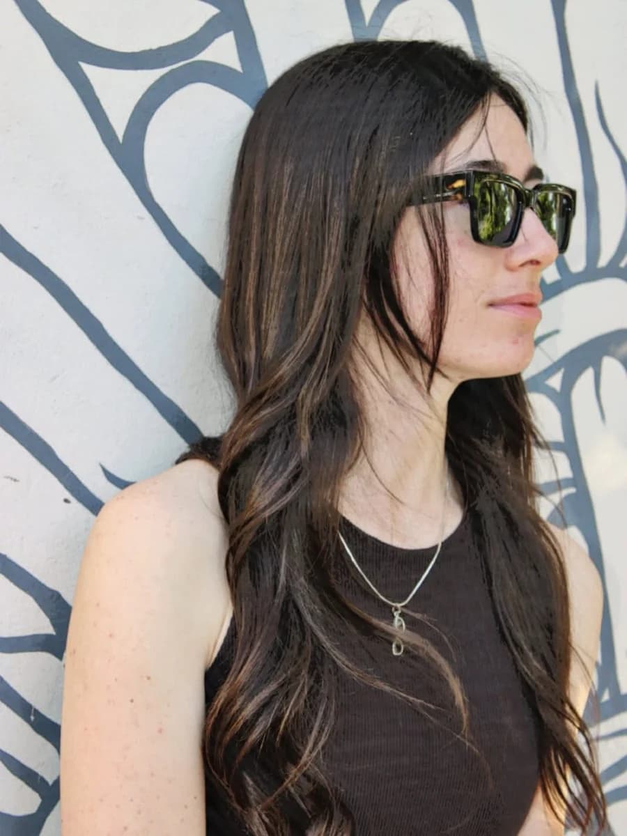Modelo usando lentes de sol con estilo urbano.